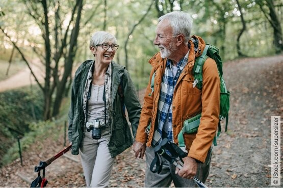 Älterer Mann mit seiner Frau gehen wandern